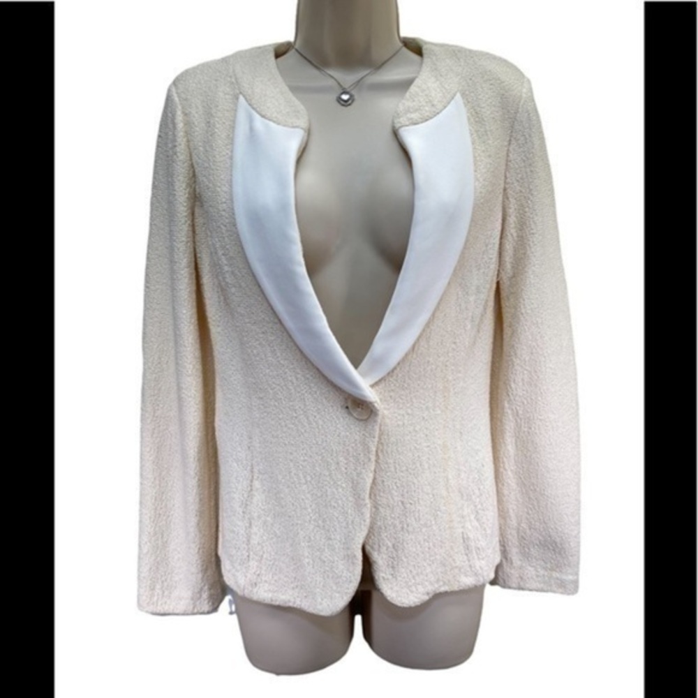 ST.John black label Blazer in a beige long sleeve single button closure